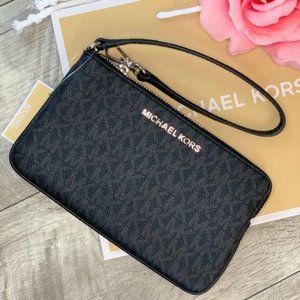 ❤️Michael Kors Jet Set Travel LG Wristlet Black